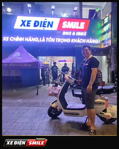 Khách nhận xe tại Xe Điện Smile