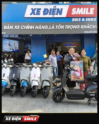 Khách nhận xe tại Xe Điện Smile