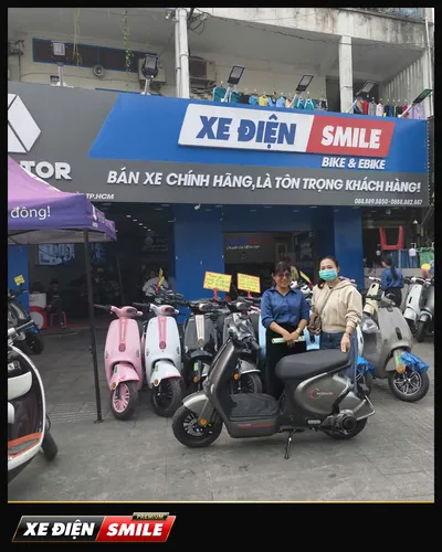 Khách nhận xe tại Xe Điện Smile