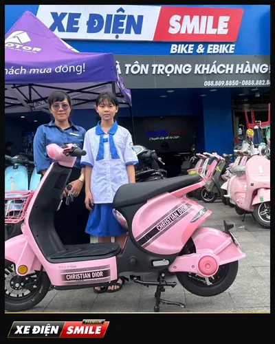 Khách nhận xe tại Xe Điện Smile