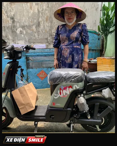 Khách nhận xe tại Xe Điện Smile