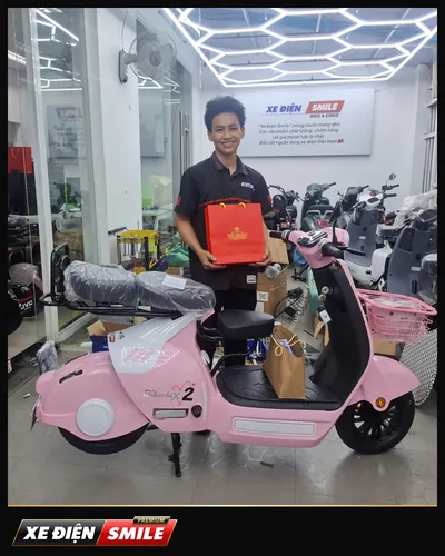 Khách nhận xe tại Xe Điện Smile