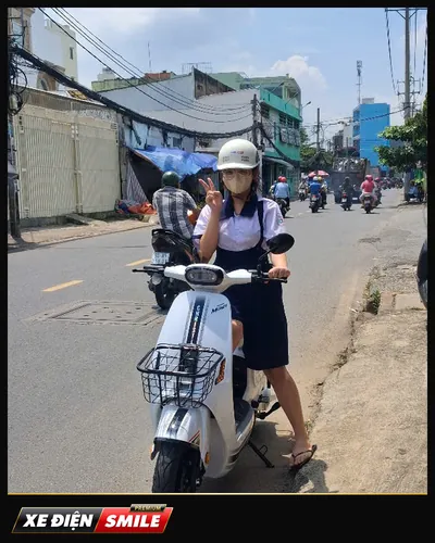 Khách nhận xe tại Xe Điện Smile