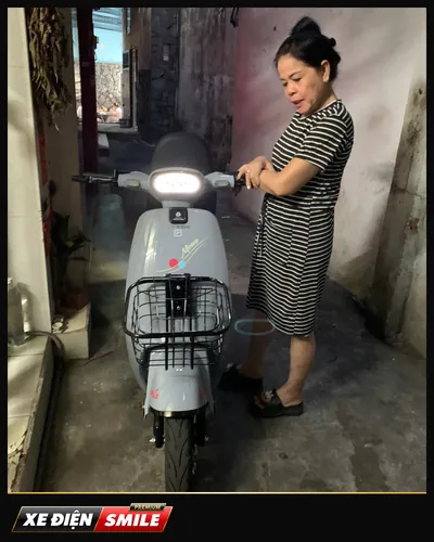 Khách nhận xe tại Xe Điện Smile