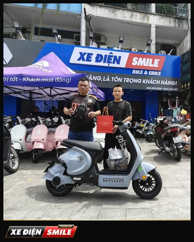 Khách nhận xe tại Xe Điện Smile