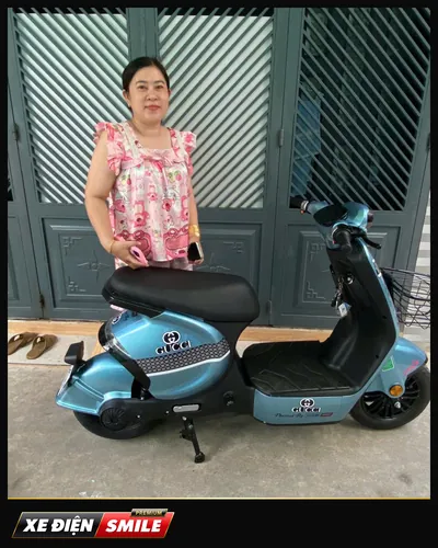 Khách nhận xe tại Xe Điện Smile