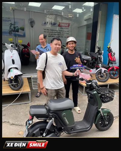 Khách nhận xe tại Xe Điện Smile