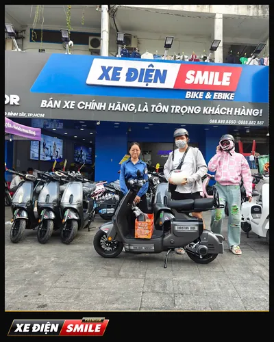 Khách nhận xe tại Xe Điện Smile