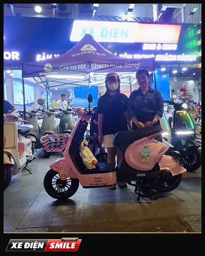 Khách nhận xe tại Xe Điện Smile