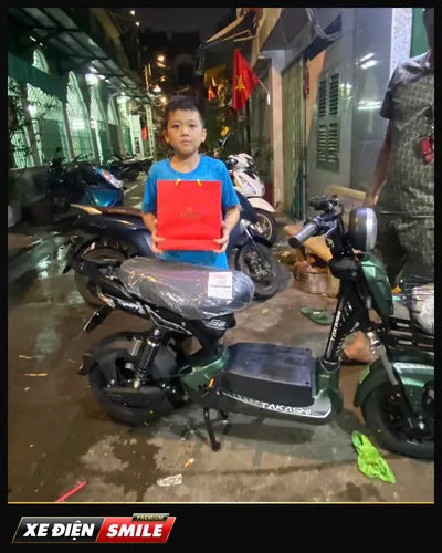 Khách nhận xe tại Xe Điện Smile