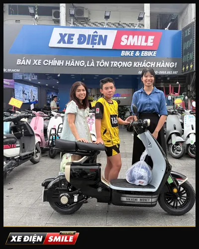 Khách nhận xe tại Xe Điện Smile