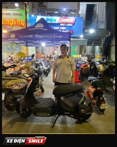Khách nhận xe tại Xe Điện Smile