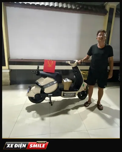 Khách nhận xe tại Xe Điện Smile