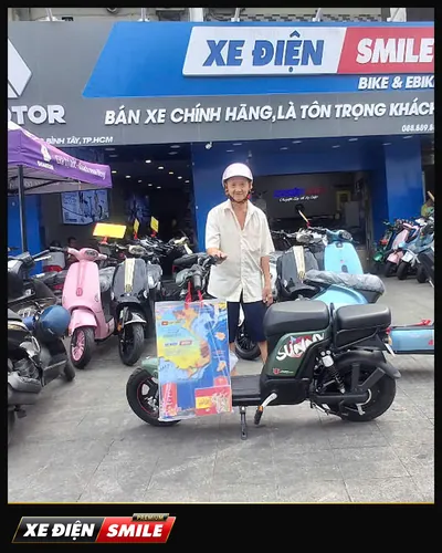 Khách nhận xe tại Xe Điện Smile