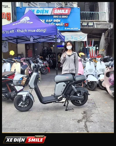 Khách nhận xe tại Xe Điện Smile