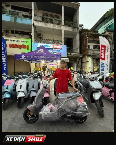 Khách nhận xe tại Xe Điện Smile