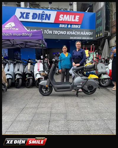 Khách nhận xe tại Xe Điện Smile