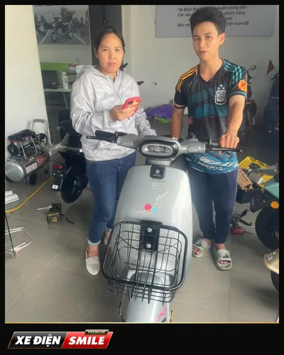 Khách nhận xe tại Xe Điện Smile