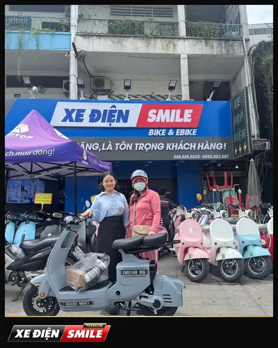 Khách nhận xe tại Xe Điện Smile