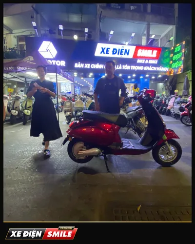 Khách nhận xe tại Xe Điện Smile