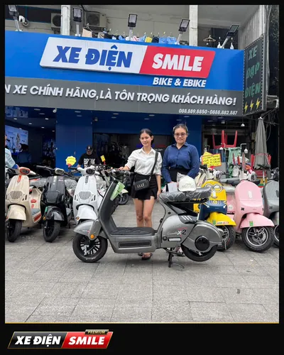 Khách nhận xe tại Xe Điện Smile