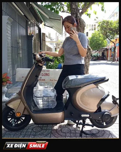 Khách nhận xe tại Xe Điện Smile