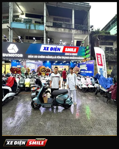 Khách nhận xe tại Xe Điện Smile