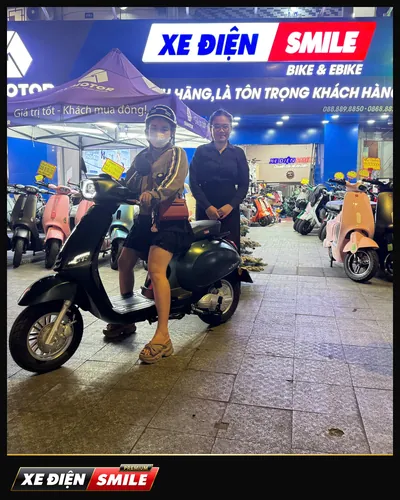 Khách nhận xe tại Xe Điện Smile