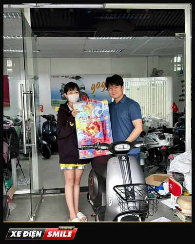 Khách nhận xe tại Xe Điện Smile
