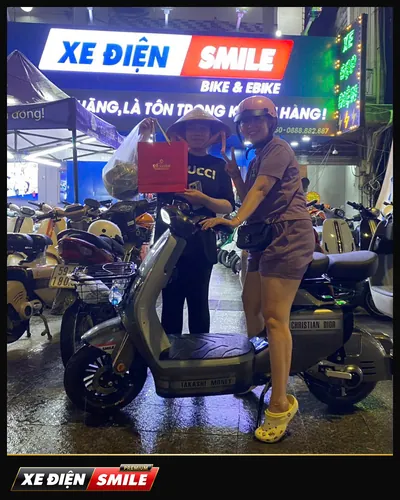 Khách nhận xe tại Xe Điện Smile