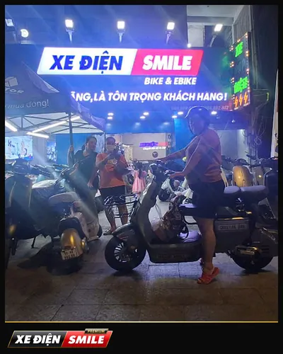 Khách nhận xe tại Xe Điện Smile
