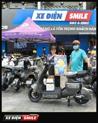 Khách nhận xe tại Xe Điện Smile