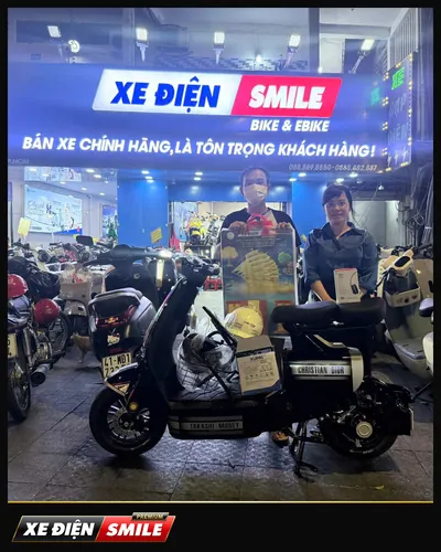 Khách nhận xe tại Xe Điện Smile