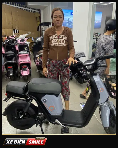 Khách nhận xe tại Xe Điện Smile