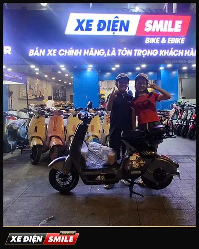Khách nhận xe tại Xe Điện Smile