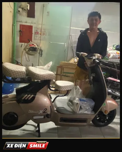Khách nhận xe tại Xe Điện Smile