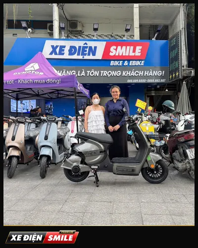 Khách nhận xe tại Xe Điện Smile