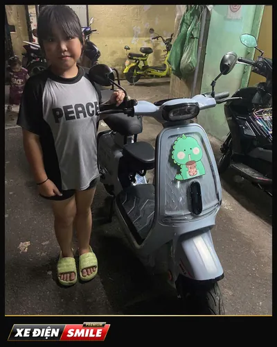 Khách nhận xe tại Xe Điện Smile