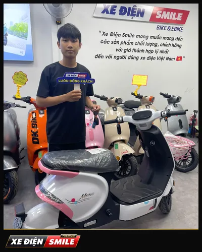 Khách nhận xe tại Xe Điện Smile