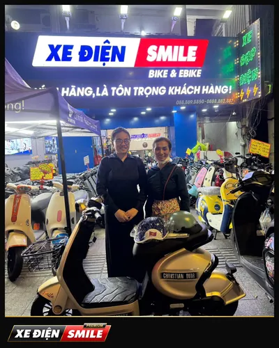 Khách nhận xe tại Xe Điện Smile