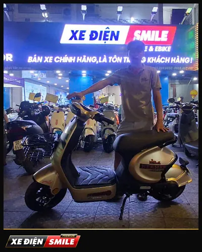 Khách nhận xe tại Xe Điện Smile
