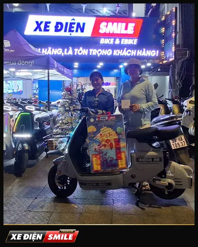 Khách nhận xe tại Xe Điện Smile