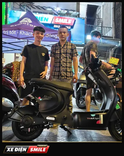 Khách nhận xe tại Xe Điện Smile