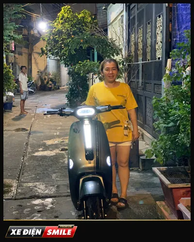 Khách nhận xe tại Xe Điện Smile