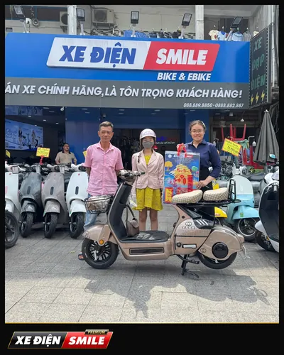 Khách nhận xe tại Xe Điện Smile