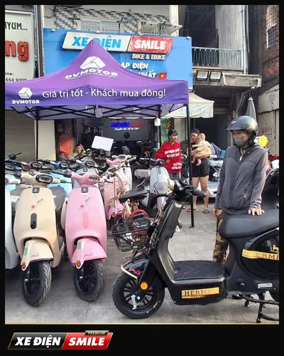 Khách nhận xe tại Xe Điện Smile