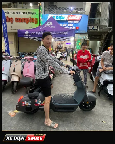 Khách nhận xe tại Xe Điện Smile