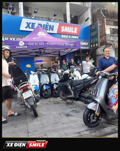 Khách nhận xe tại Xe Điện Smile