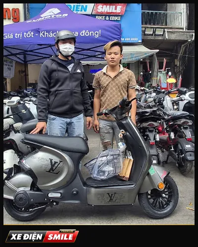 Khách nhận xe tại Xe Điện Smile