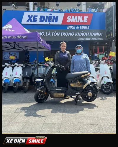 Khách nhận xe tại Xe Điện Smile